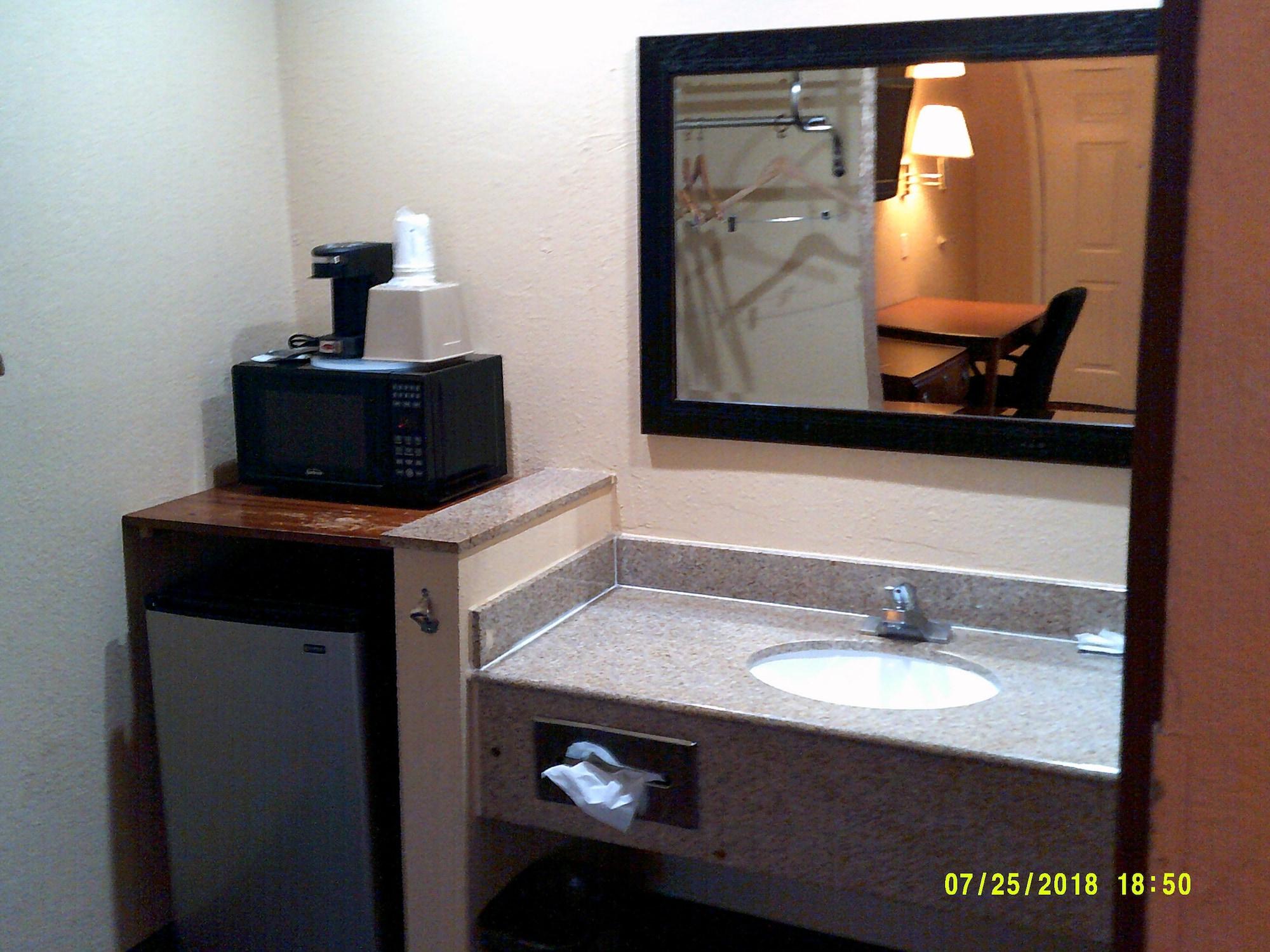Hotel Super 8 By Wyndham Downtown Convention Center 2*