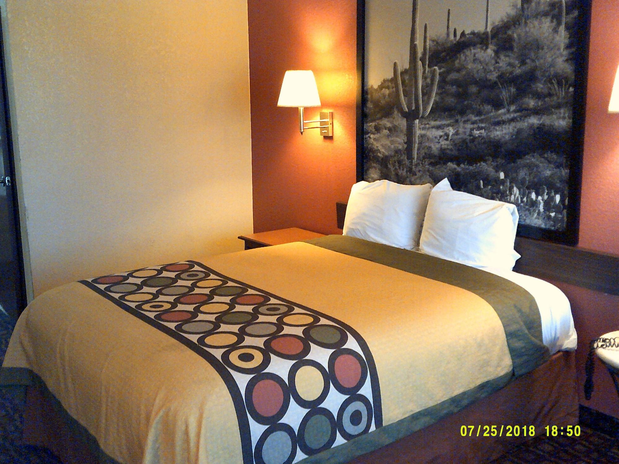 Super 8 By Wyndham Downtown Convention Center Hotel