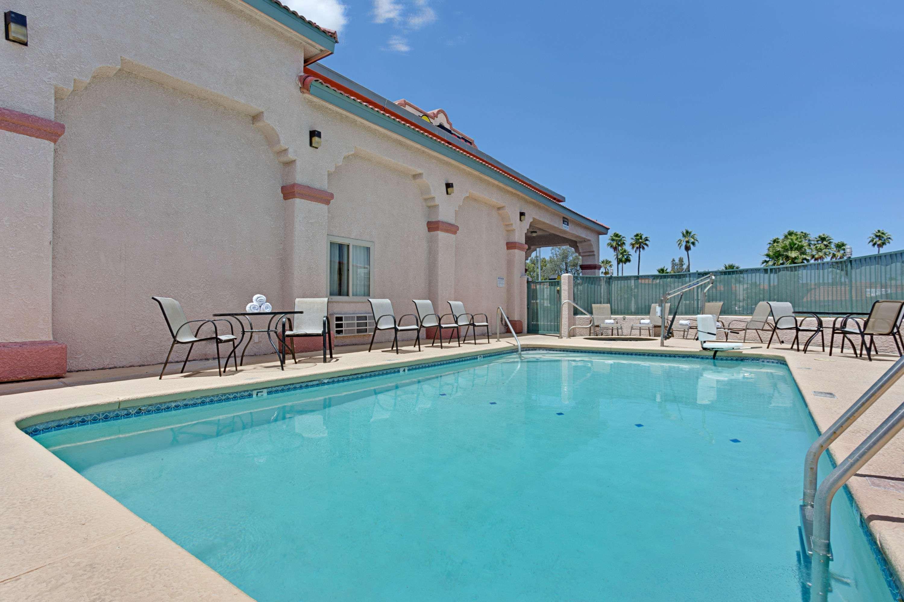 Hotel Super 8 By Wyndham Downtown Convention Center 2*