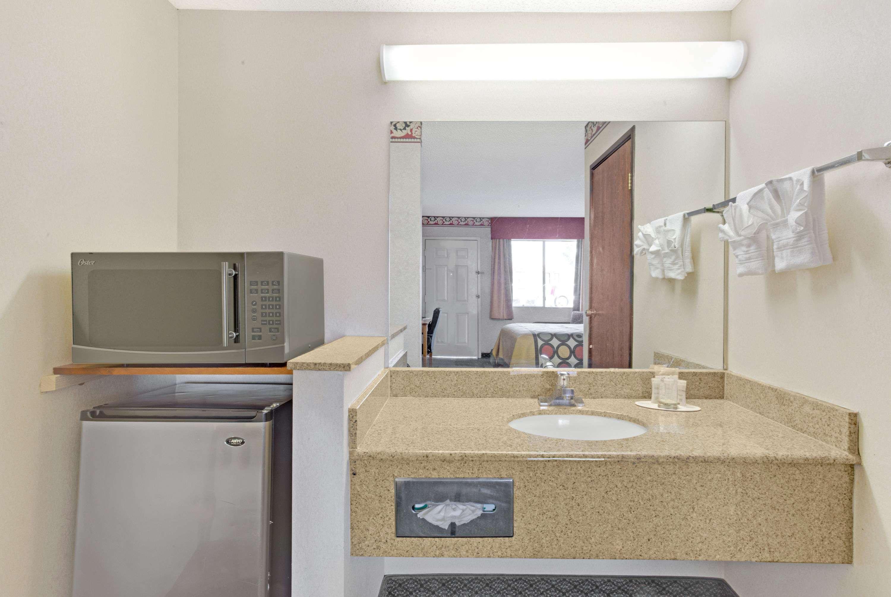 Hotel Super 8 By Wyndham Downtown Convention Center 2*