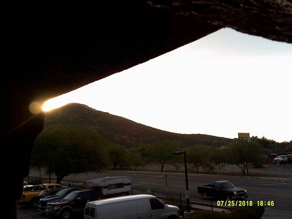Hotel Super 8 By Wyndham Downtown Convention Center 2*