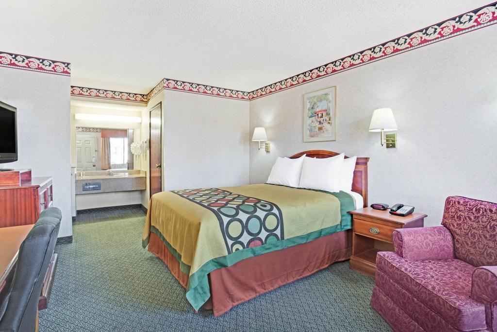 Hotel Super 8 By Wyndham Downtown Convention Center 2*