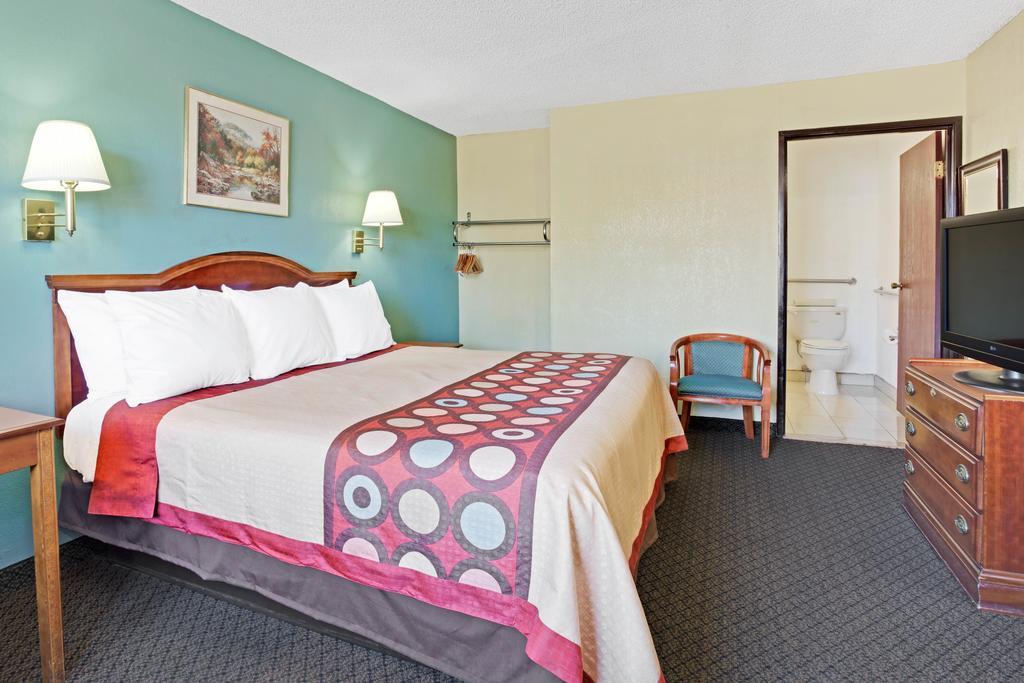 Super 8 By Wyndham Downtown Convention Center