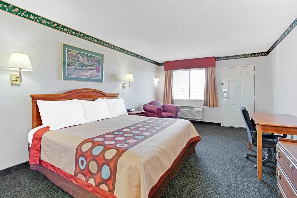 Hotel Super 8 By Wyndham Downtown Convention Center 2*